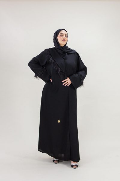 Elegant black abaya with luxurious feather linings, perfect for an elegant look.